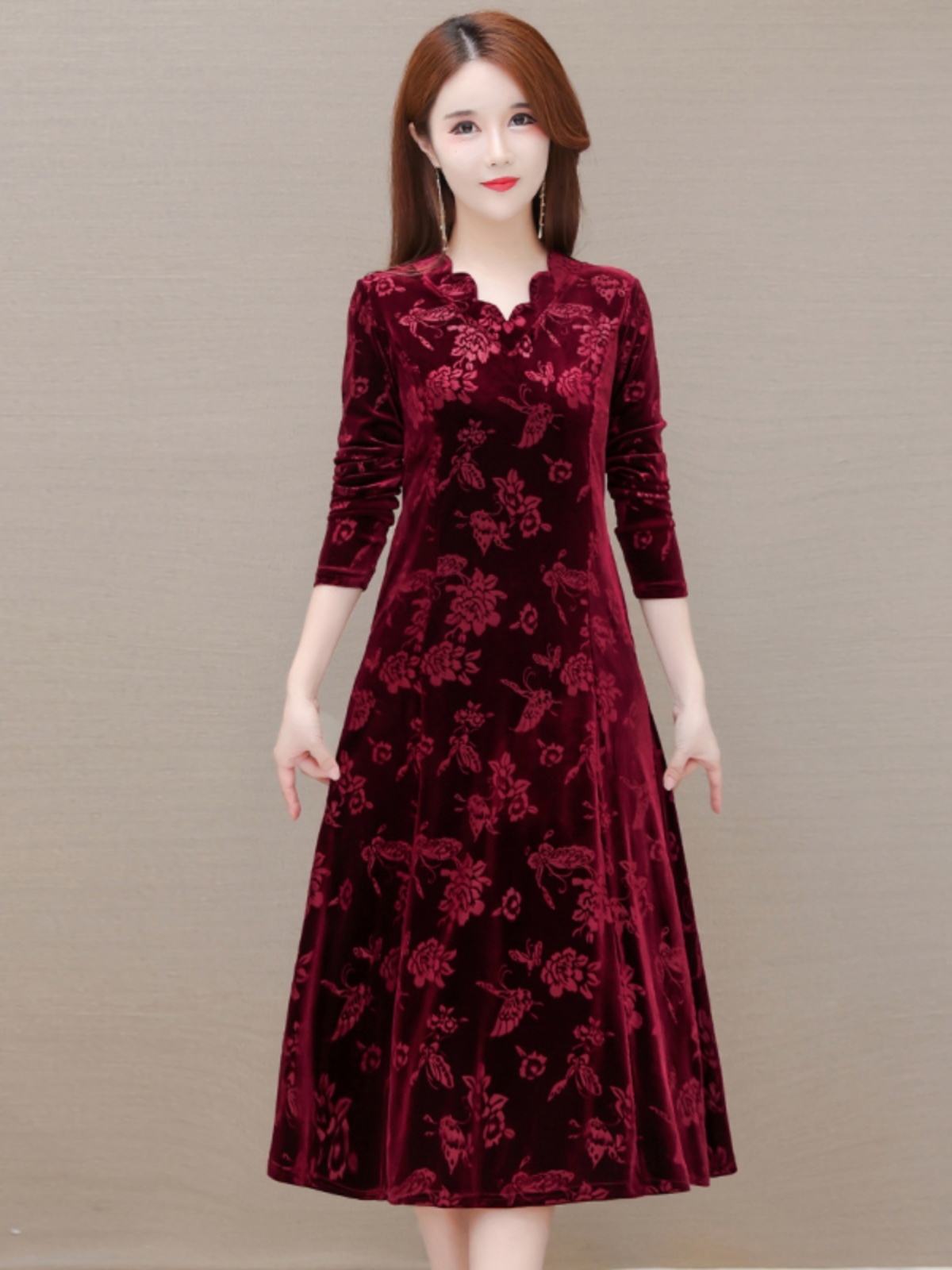Women Fashion Over The Years - Vestido Elegante de Veludo com Decote